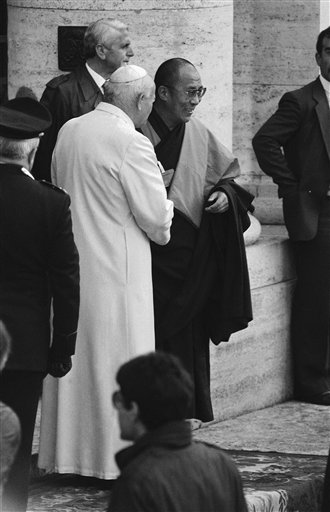 Pope John Paul II and the Dalai Lama shake hands