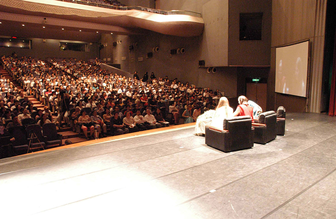 Lama Christie delivers a talk on spiritual partners to an audience of 1,000 at City Hall, Taipei.